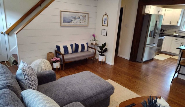 FREE BEACH PASS! NEAR CRAIGVILLE BEACH! 4 bedroom in charming Barnstable w/AC.