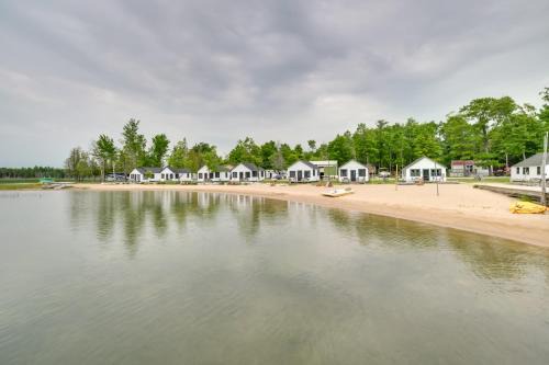 Free Boat Rentals! Beachside Les Cheneaux Cabin