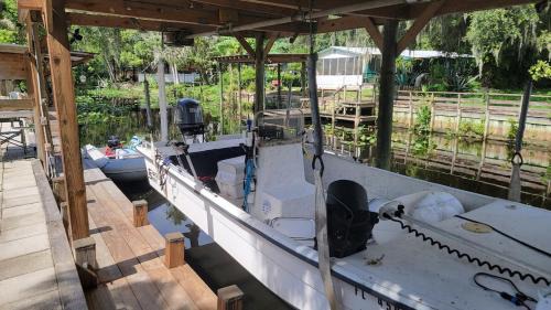FREE Boat to use, Fish from the dock Fur babies ok