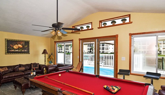 Free boat, waterfront, heated pool, beach and island. Monthly discount!