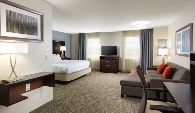 Free Breakfast Buffet. Pool & Gym Access. King Studio.