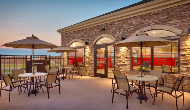 Free Breakfast Buffet. Pool & Hot Tub. Close to Historic Downtown.