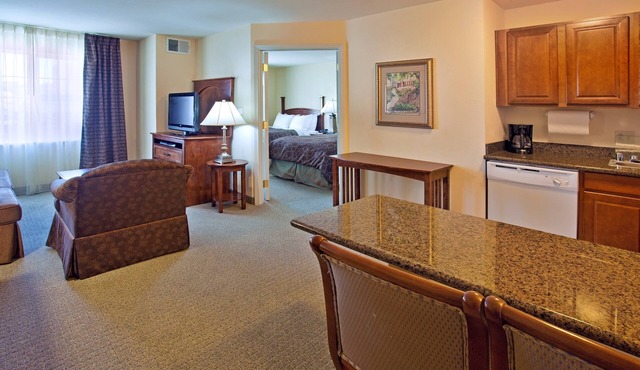 Free Breakfast + Free Wi-Fi + Hot Tub | Great Suite Close to the ABQ Airport