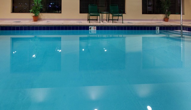 Free Breakfast, Free Wi-Fi, Indoor Pool + Hot Tub | Comfy Suite