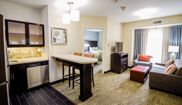 Free Breakfast, Free Wi-Fi, Outdoor Pool | Roll-in Shower