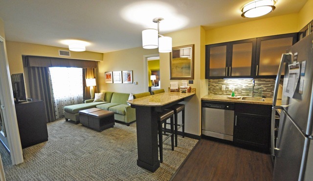 Free Breakfast, Free Wi-Fi, Indoor Pool and Hot Tub | Cozy 2 Bedroom Suite