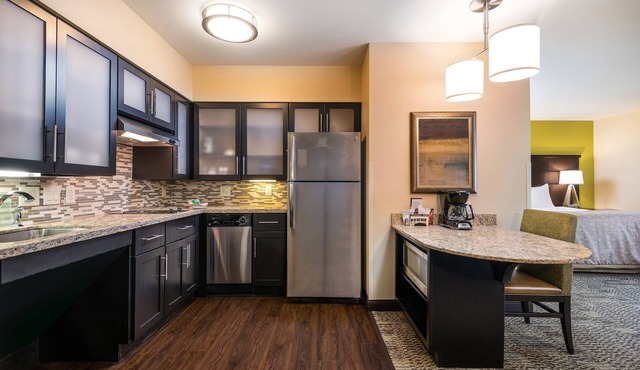 Free Breakfast, Free Wi-Fi, Indoor Pool and Hot Tub | Studio with a Roll-in Shower