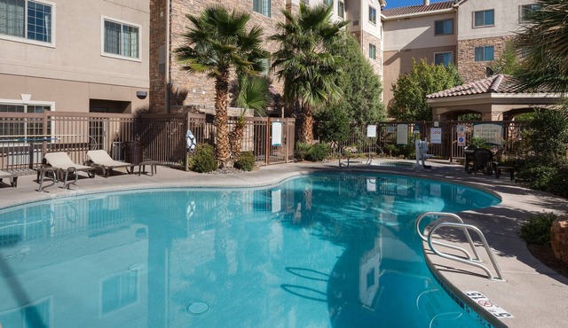 Free Breakfast. Hot Tub. Great Location! Quick Drive to New Mexico State University