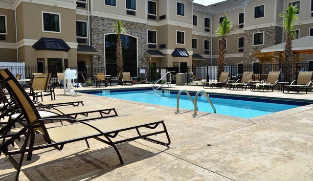 Free Breakfast. Outdoor Pool. Shared BBQ. Close to Camp Johnson & Camp Gelger.