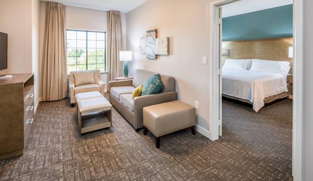 Free Breakfast. Outdoor Pool. Gym. King Suite w/Kitchen!