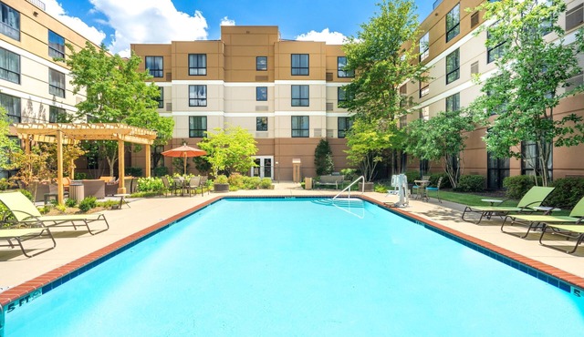 Free Breakfast. Outdoor Pool. Gym. Perfect Family Vacation!