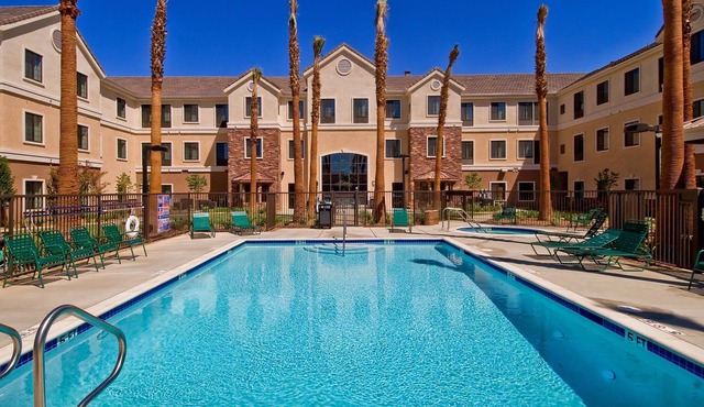 Free Breakfast. Outdoor Pool & Hot Tub. Relaxing Retreat!