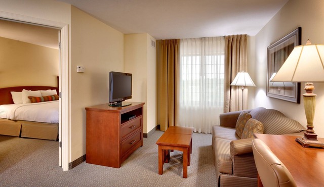 Free Breakfast. Pool. Gym. Close to the Children’s Hospital!