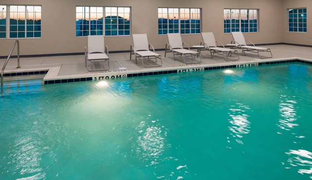 Free Breakfast. Pool. Gym. Great Location! Near Maxey Park Zoo