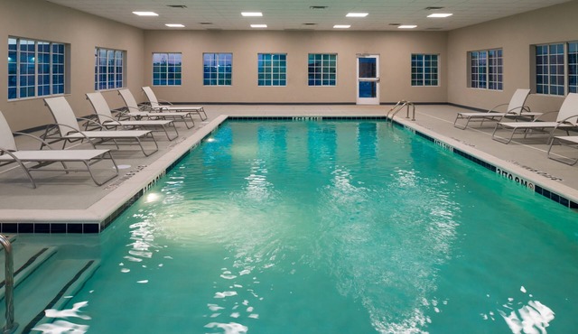Free Breakfast. Pool. Gym. Near Maxey Park Zoo!