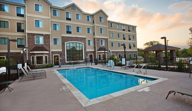 Free Breakfast, Pool, Gym. Studio Near Downtown Austin!