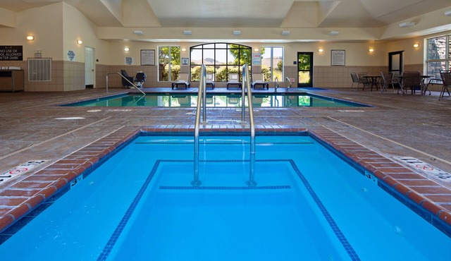 Free Breakfast. Pool & Hot Tub. Close to Napa Valley Wine Country.