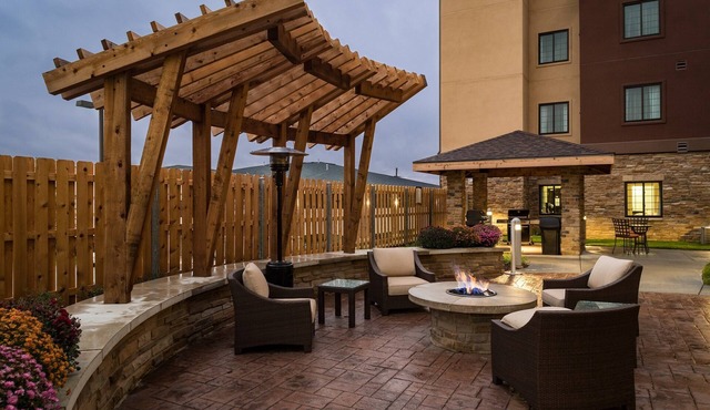 Free Breakfast. Pool & Hot Tub. Great for Business Travelers!