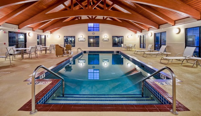 Free Breakfast. Pool & Hot Tub. Near UW-Madison!