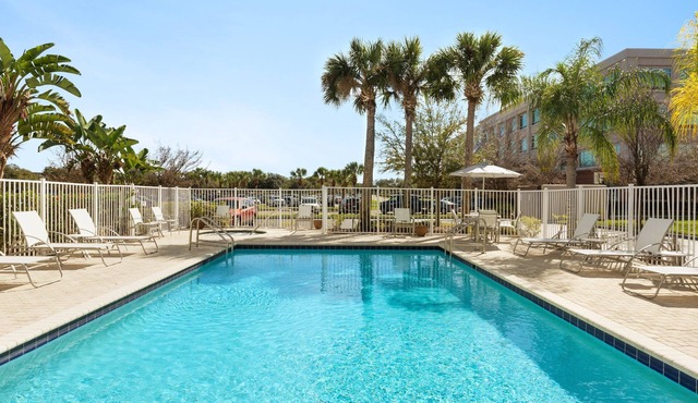 Free Breakfast, Pool, King Beds. Spacious Room at Staybridge Suites!