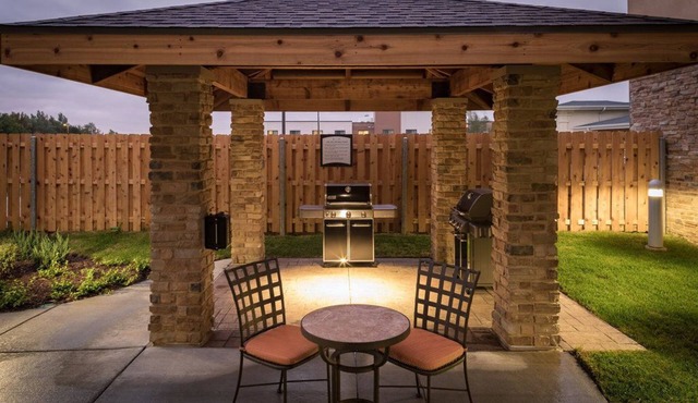 Free Breakfast. Pool. Near the Nebraska Medical Center!