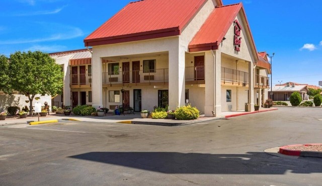 Free Breakfast & Pool Retreat | 3.6 mi to Historic District
