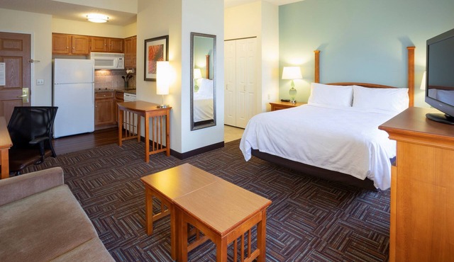 Free Breakfast. Pool & Hot Tub. Great for Business Travelers!