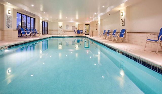 Free Breakfast. Pool. Gym. Close to Aurora Medical Center!