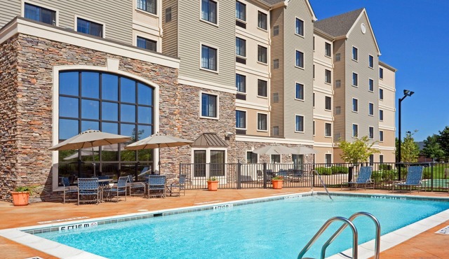 Free Breakfast. Seasonal Outdoor Pool. Gym. Relaxing Retreat!