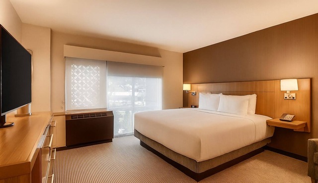 Free Breakfast to Fuel Your Ski Day! Hot Tub, Pets Adored, Shuttle Ease!