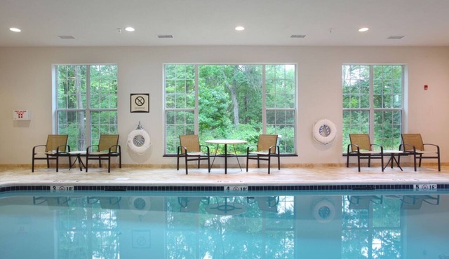 Free Breakfast. Pool & Hot Tub. Quick Drive to Rutgers University!