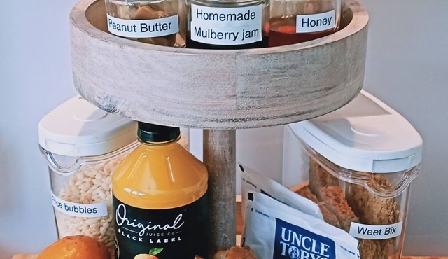 Free Continental breakfast, Cheese or Sweet platter. Close to beaches and lake.