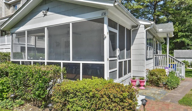 FREE DAILY ACTIVITIES! PET FRIENDLY! Charming 3 bedroom, 2 bath beach cottage offers one level living with convenient location only a short walk or bike ride from down town Bethany,