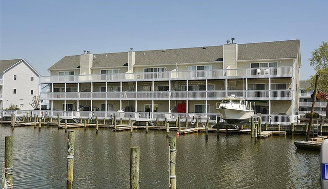 FREE DAILY ACTIVITIES INCLUDED! GREAT WEEKEND OR MINI-WEEK GETAWAY. Just minutes to the open bay for great fishing. T