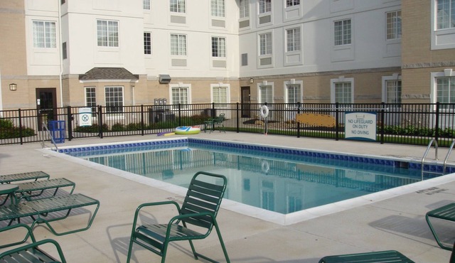 Free Daily Breakfast, Outdoor Pool. 7 Miles from University Circle.