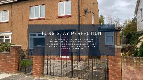 Free Driveway Parking, Fast WIFI, Ideal for long term contractor, etc stays - Dwellcome Home Ltd 3 Bedroom Boldon House - see our site for assurance