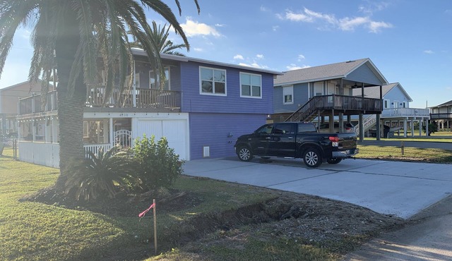 FREE Golf Cart Cozy updated beach cottage with view of Gulf and community pool