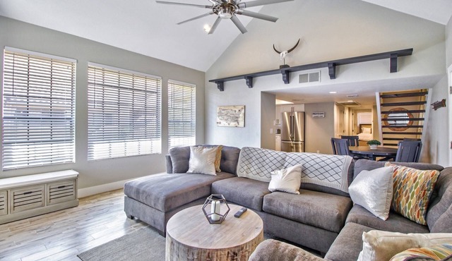 FREE GOLF! Pet Friendly, Upgraded, Heated Pool/Spa Minutes to Giants stadium & Old Town Scottsdale!