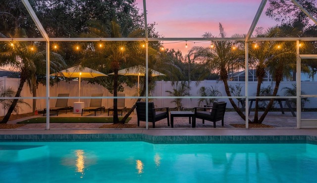 Free Heated Pool, Baby Gear, Shuffleboard, EV charger, Near beach, UTC mall, SRQ