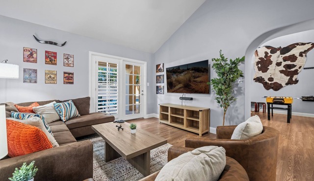 Free Heated Pool, Game Room, Fire-Pit, BBQ, Luxury Home