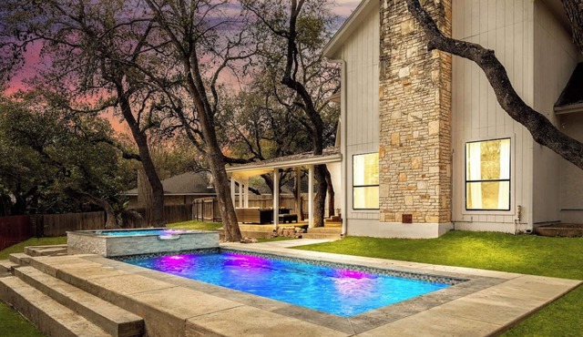 *Free Heated* Pool & Hot Tub, Large Home, King Bed
