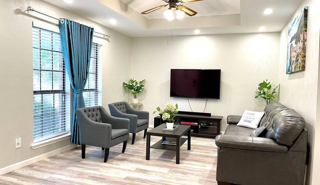 Free high speed internet/hulu/parking fully renovated/nice/cozy FULL DUPLEX