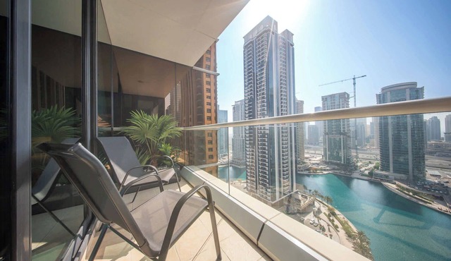Free housekeeping visits during your stay - StayShort - Stylish JLT Apartment Sleeps 6 with Stunning Lake Views