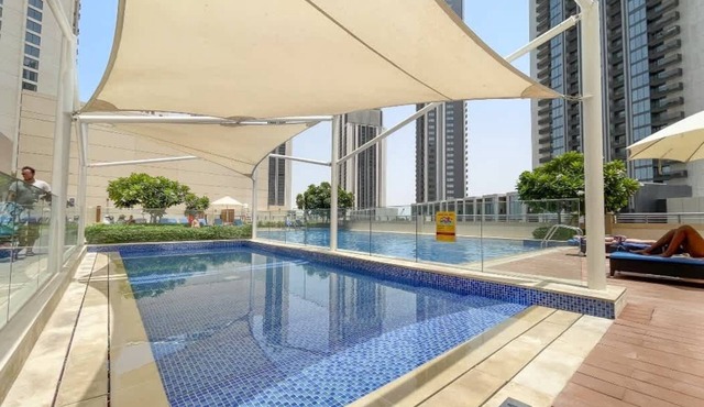 Free housekeeping visits during your stay - StayShort - Airy 5-Bedrooms Apartment at Harbour views with stunning scenery of Dubai Creek!