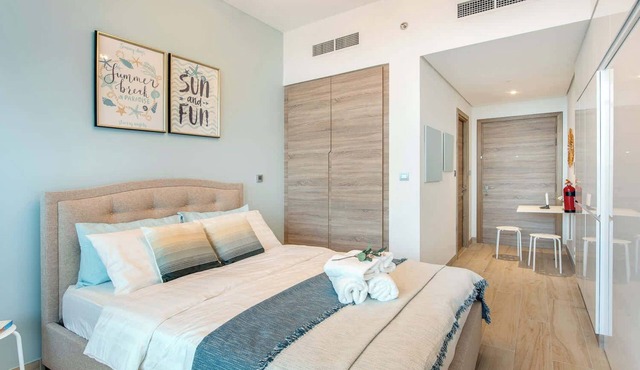 Free housekeeping visits during your stay - StayShort - Elegant & Bright Studio Retreat in Dubai Marina that Sleeps 3