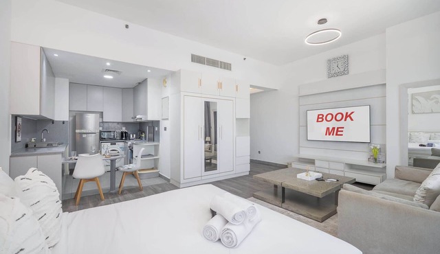 Free housekeeping visits during your stay - StayShort - Stylish Studio Apartment in Tecom's Prime Location