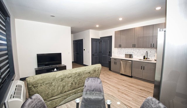 Free Indoor Parking| 20 Minutes to NYC| king bed