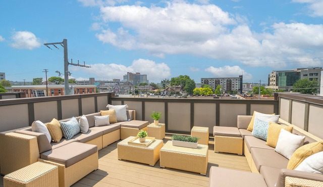 FREE NIGHT DEAL! DOWNTOWN 1MI TO BROADWAY! #3 of 6 HOMES! Rooftop Deck BY VANDY!
