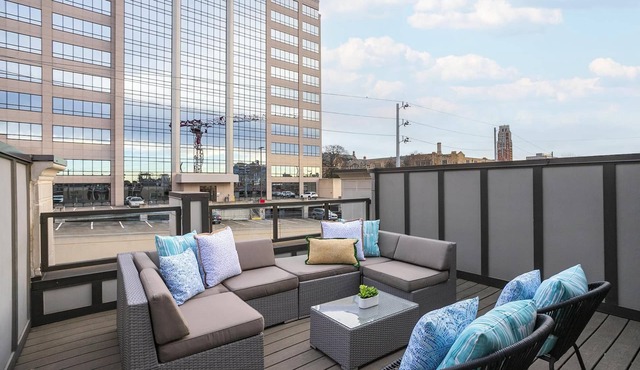 FREE NIGHT DEAL! DOWNTOWN 1MI TO BROADWAY! #4 of 6 HOMES! Rooftop Deck BY VANDY!