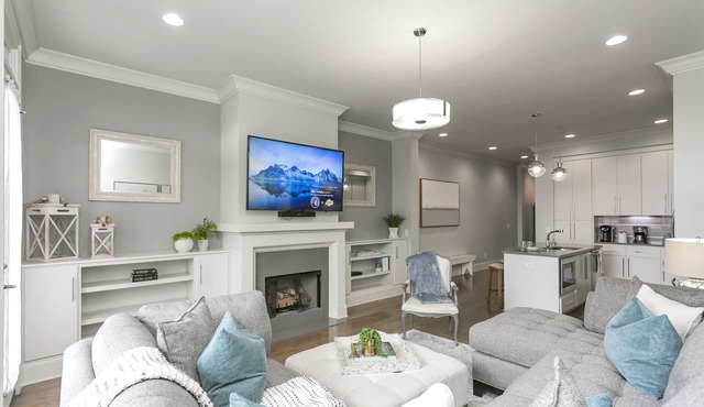 FREE NIGHT DEAL! DOWNTOWN 1MI TO BROADWAY! #5 of 6 HOMES! Rooftop Deck BY VANDY!